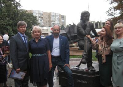 Памятник А.Г. Шнитке  дар Трансмаша городу