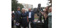 Памятник А.Г. Шнитке  дар Трансмаша городу